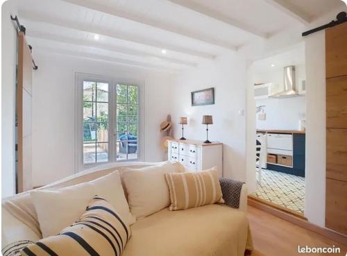 Ένα ή περισσότερα κρεβάτια σε δωμάτιο στο Maisonnette de Lucnat