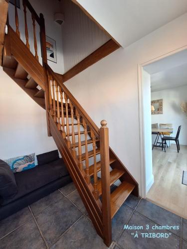 - un escalier dans une maison avec un salon dans l'établissement À la vie, à la mer., à Sangatte