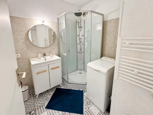 une salle de bain avec une douche, des toilettes et un lavabo dans l'établissement L'escale Arcachonnaise, à Arcachon