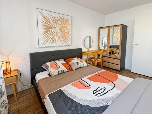 une chambre avec un lit et un miroir dans l'établissement L'escale Arcachonnaise, à Arcachon