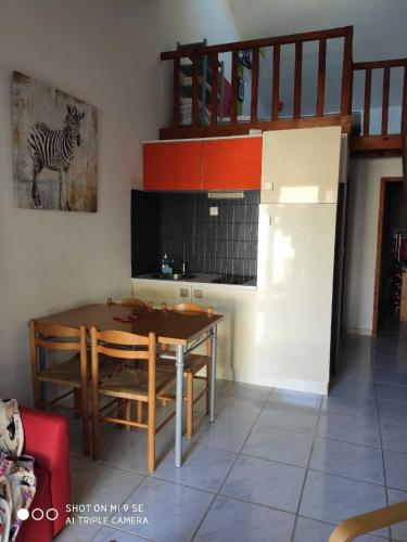 une cuisine avec une table et un zèbre sur le mur dans l'établissement A quelques pas de la mer, à Saint Cyprien Plage