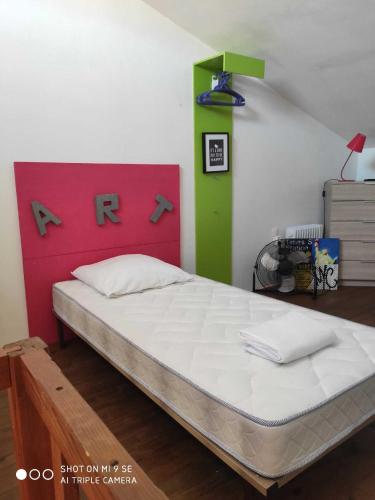 une chambre avec un grand lit dans une pièce dans l'établissement A quelques pas de la mer, à Saint Cyprien Plage