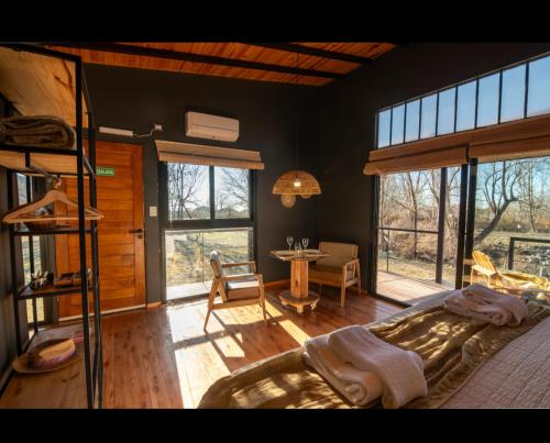 a bedroom with a bunk bed and a table at La Hijuela in El manzano historico