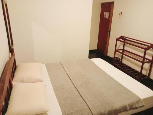 two beds in a small room with at Eighty Seven Guest in Badulla