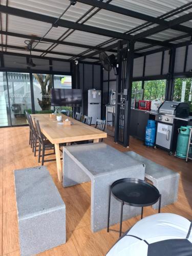 373 pool villaにあるテレビまたはエンターテインメントセンター