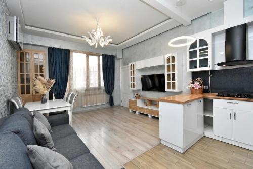 Apartment on Teryan with balcony