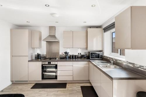 Kuchyň nebo kuchyňský kout v ubytování Spacious 4-Bed Home Near City Links