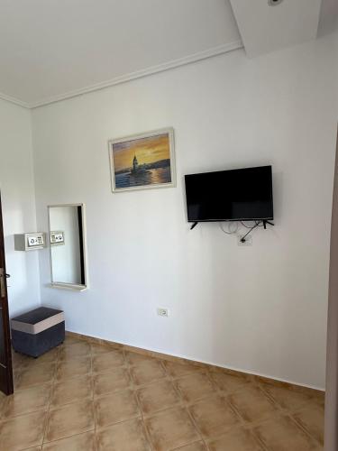 TV a/nebo společenská místnost v ubytování Vila Bexheti