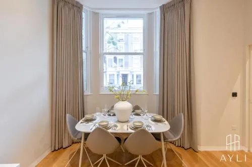 AYLI - Kensington photo 125