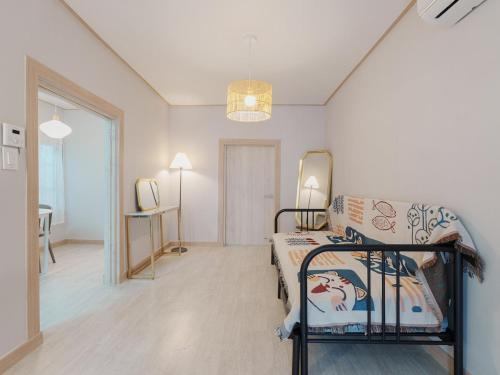 1 dormitorio con cama y pasillo con espejo en Miso3bedrooms 5beds seoulST, en Seúl