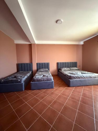 Una cama o camas en una habitación de Hotel De Liege