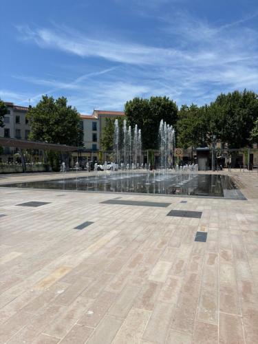 une fontaine au milieu d'une place dans l'établissement Magnifique Appartement tout confort,6 Couchages,Beau quartier de Béziers, à Béziers