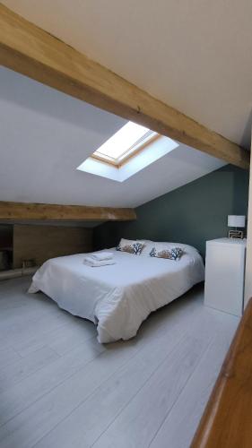 une chambre avec un grand lit dans un grenier dans l'établissement L' Alto - 80m2, Grand Terrasse avec vue sur le Cap, à 200m des plages, à Cassis
