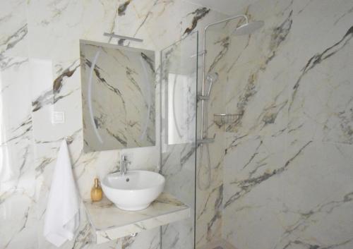 Un baño de Hotel Argilos