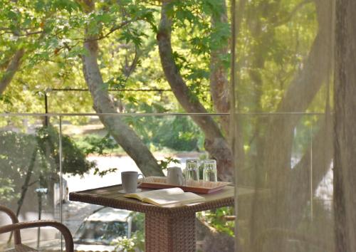Un jardín fuera de Hotel Argilos