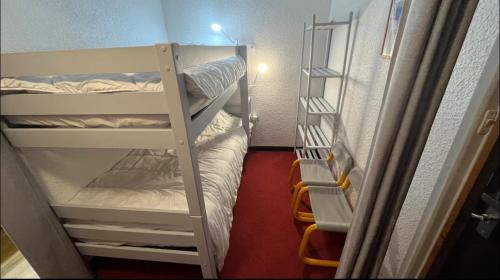 une petite pièce avec deux lits superposés dans l'établissement Appartement aux pieds des pistes, à Les Deux Alpes