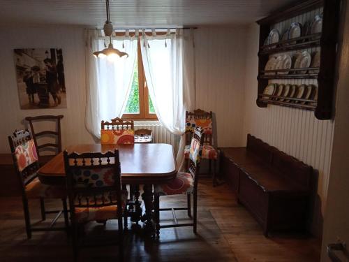 une salle à manger avec une table et des chaises dans l'établissement La vie à la campagne, à Auzits