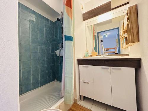 une salle de bain avec un lavabo et une douche dans l'établissement Appt moderne avec piscine, 4 couchages, Cap d'Agde - FR-1-249-435, au Cap d'Agde