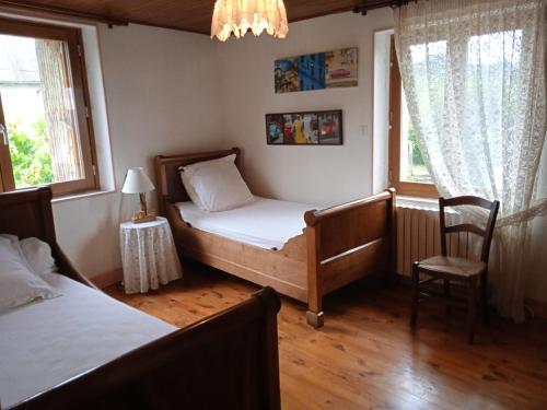 - une chambre avec 2 lits et une chaise dans l'établissement La vie à la campagne, à Auzits