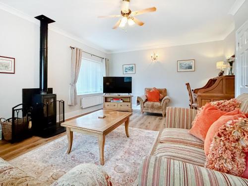 TV a/nebo společenská místnost v ubytování Swaleside Cottage