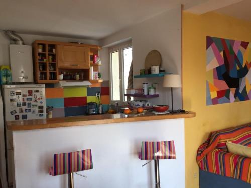 une cuisine avec un comptoir et une cuisine colorée dans l'établissement Artist 40m2 Montmartre district, à Paris