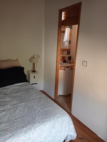 una camera con letto e porta di accesso a una cucina di Casa del lince a Inazares