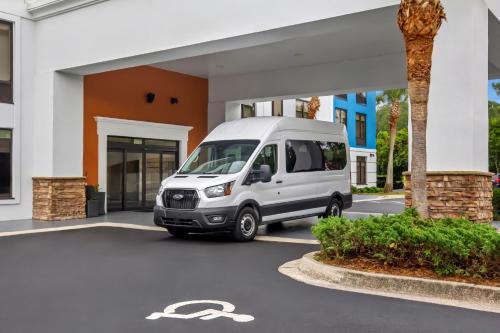 a white van parked in front of a building at Holiday Inn Express & Suites Jacksonville South East - Medical Center Area by IHG in Jacksonville
