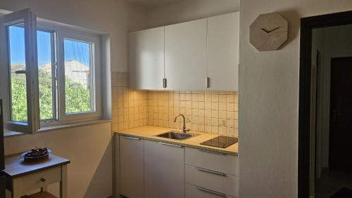 Kuchyň nebo kuchyňský kout v ubytování Apartman Luma Mare - 3 Min Walk to the Sea