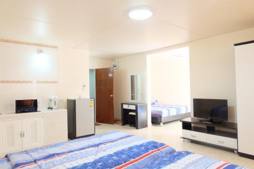a bedroom with a bed and a tv in it at Smart Residence@Muengthongthani in Nonthaburi