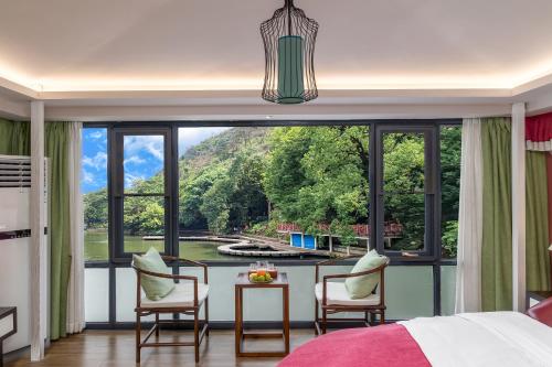 Ένα ή περισσότερα κρεβάτια σε δωμάτιο στο Guilin Osmanthus Lakeside Tea House