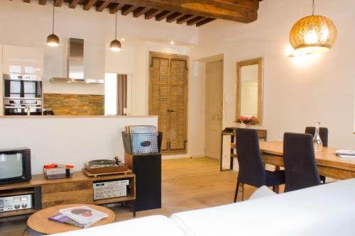 Il comprend un salon avec une table à manger et une cuisine. dans l'établissement Millesime78, à Beaune