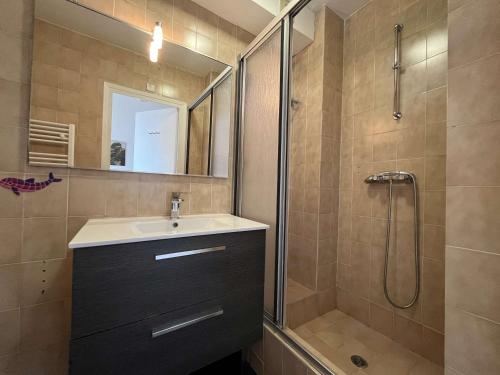 une salle de bain avec un lavabo et une douche dans l'établissement Studio cosy au Lavandou avec terrasse et parking - FR-1-308-73, au Lavandou