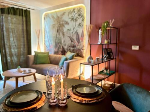 d'un salon avec une table et des plaques de cuisson. dans l'établissement La Cachette des amoureux balnéo en duo, à Audenge