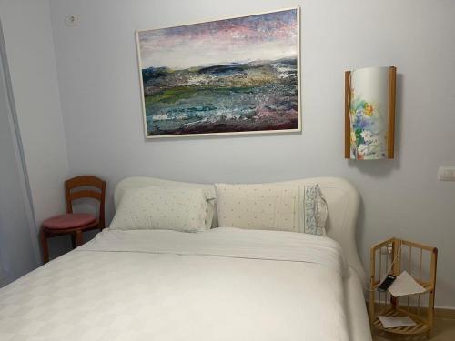 un lit dans une chambre avec un tableau sur le mur dans l'établissement Apartament In Lalzi Bay, Lura 1 Complex, à Draç