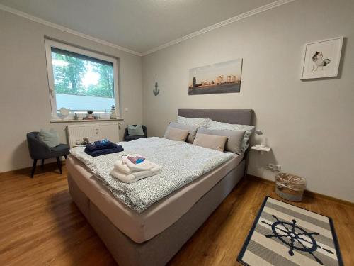 a bedroom with a bed with towels on it at Ferienwohnung Breitschuhs Havenwelten Bremerhaven in Bremerhaven