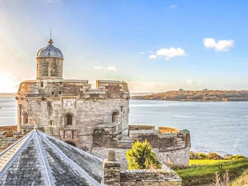an old lighthouse on the shore of a body of water at Bessborough in Saint Mawes