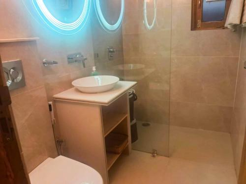 une salle de bain avec un lavabo et une douche dans l'établissement River Retreat Resort, à Pahalgām