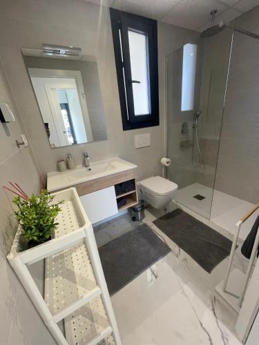 Un baño con inodoro, lavabo y ducha. en Sunrise Luxury Apartment, en La Florida