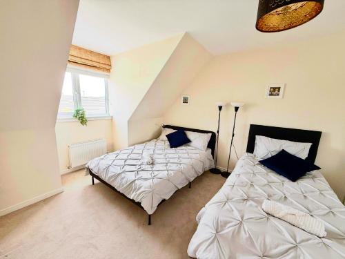 a bedroom with two beds in a room at Torwood Townhouse - SuperFast WiFi, Contractor Friendly with Free Parking in Edinburgh