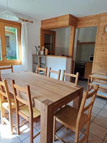 - une table et des chaises en bois dans la cuisine dans l'établissement Marmotte, au Monêtier-les-Bains