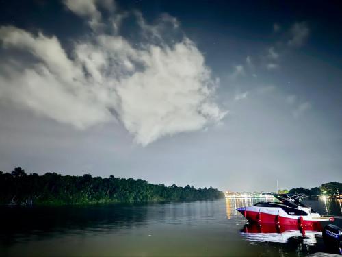 Udsigt til en flod der løber i nærheden af feriehuset
