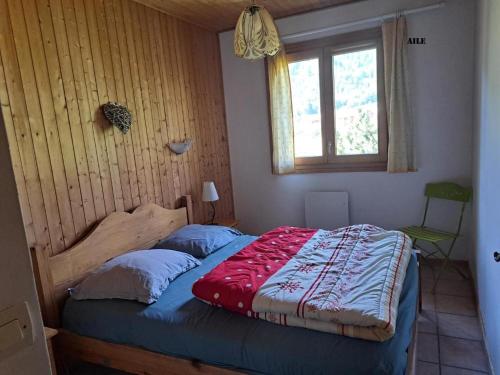 Ένα ή περισσότερα κρεβάτια σε δωμάτιο στο Marmotte Monetier