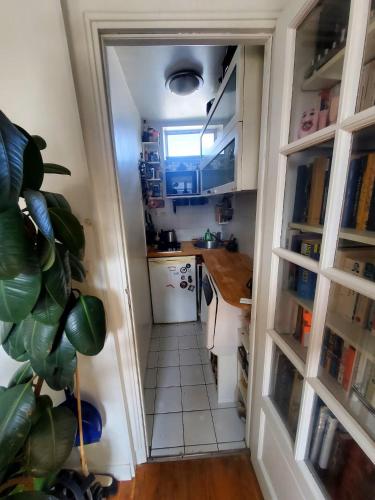 - une petite cuisine avec un comptoir et une table dans l'établissement Artistic flat in the center of the Marais, à Paris