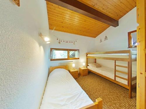 - une chambre avec 2 lits superposés dans une maison dans l'établissement Appartement spacieux 8 pers avec cheminée, parking et vue montagne - FR-1-241-250, au Grand-Bornand
