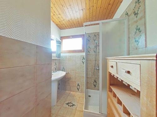 une salle de bain avec douche et lavabo dans l'établissement Appartement spacieux 8 pers avec cheminée, parking et vue montagne - FR-1-241-250, au Grand-Bornand