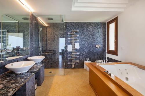 Ένα μπάνιο στο Villa Viu with Pool and Lake View