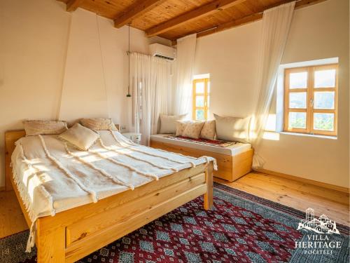 une chambre avec un grand lit et une fenêtre dans l'établissement Pocitelj Heritage Stone Villa, à Počitelj