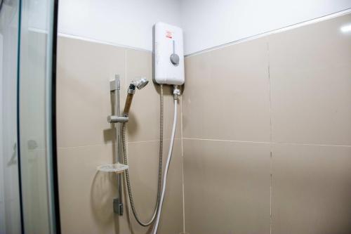 Ένα μπάνιο στο Cozy Studio in Jed Yod Nimman Steps to Convenience Store