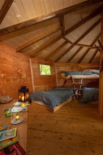 a bedroom with two bunk beds in a cabin at Cabanes de la Grande Noe in Les Épasses
