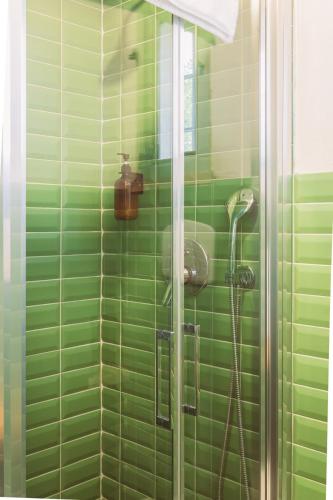 a green tiled bathroom with a shower with at Galeta Masseria in Nardò